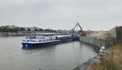 Une péniche est chargée de terre excavées du chantier Métro 3 de la Gare du Nord sur le canal de Bruxelles