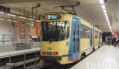 Tram dans la station Porte de Hal