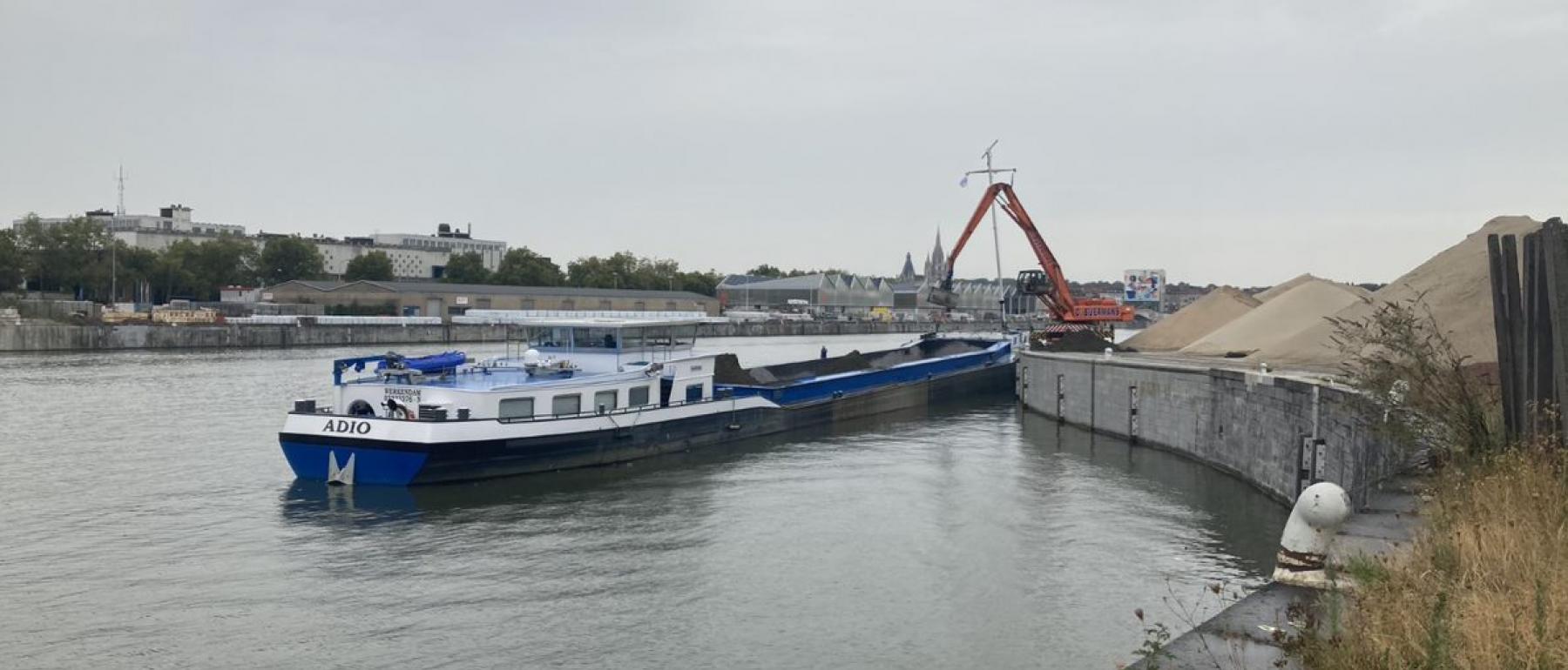 Une péniche est chargée de terre excavées du chantier Métro 3 de la Gare du Nord sur le canal de Bruxelles