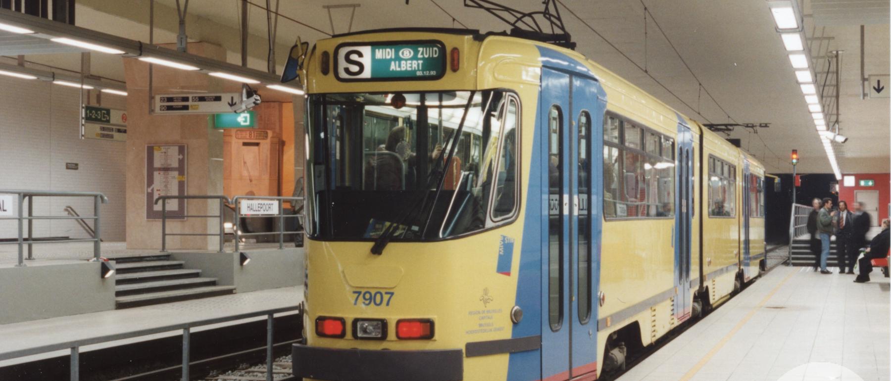 Tram dans la station Porte de Hal